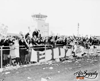 Beatles fans wait at airport in Melbourne 1964 Fans greet The Beatles at Melbour.jpg